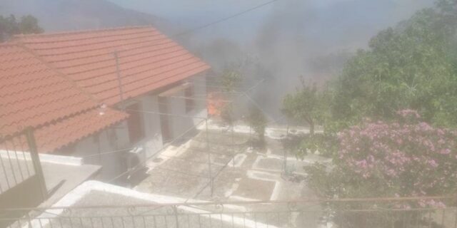 Φωτιά στην Κεφαλονιά: Κοντά σε σπίτια οι φλόγες –  Εκκενώθηκαν δύο οικισμοί