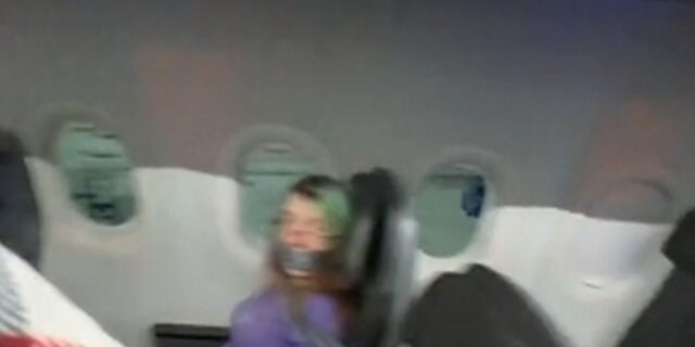 Χάος σε πτήση στις ΗΠΑ: Έδεσαν γυναίκα σε κάθισμα με ταινία – Επιχείρησε να ανοίξει την πόρτα