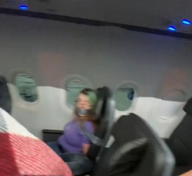 Χάος σε πτήση στις ΗΠΑ: Έδεσαν γυναίκα σε κάθισμα με ταινία – Επιχείρησε να ανοίξει την πόρτα