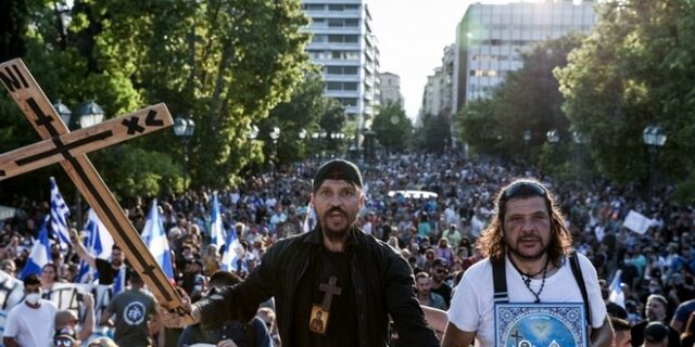 Σύνταγμα: Χιλιάδες ενάντια στα εμβόλια, χωρίς μάσκες και με Χριστός Ανέστη