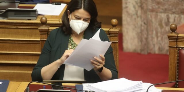Σφυροκόπημα από ολόκληρη την αντιπολίτευση στο νομοσχέδιο Κεραμέως