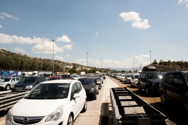 Μαζική η απόδραση των Αθηναίων – Ουρές σε λιμάνια και διόδια