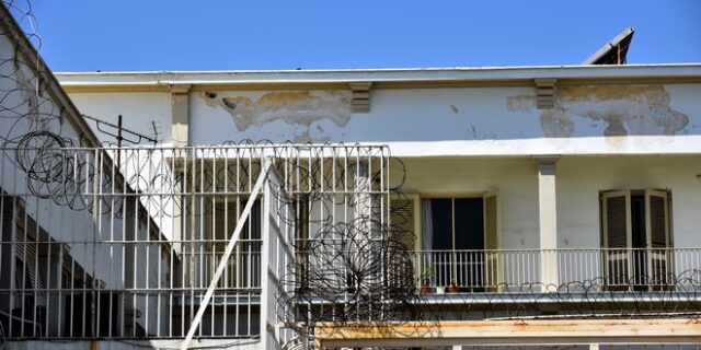 Η μητέρα στη φυλακή και τα παιδιά χωρίς οικογένεια