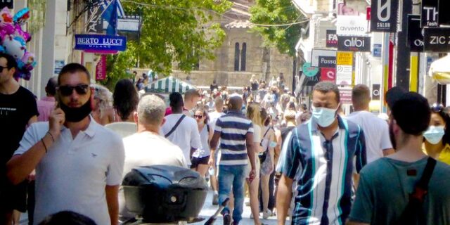 Νέα έρευνα για τη Δέλτα: Εμβολιασμένοι και μη, μπορεί να φέρουν ίδιο ιικό φορτίο – Τι γίνεται με τα εμβόλια και την ανοσία της αγέλης