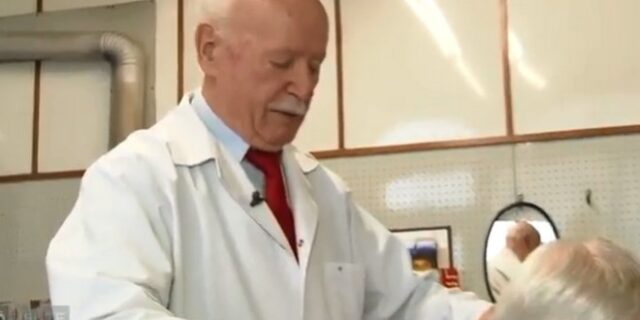 Αυστρία: 92 ετών ο αρχαιότερος εν ενεργεία κουρέας στη χώρα
