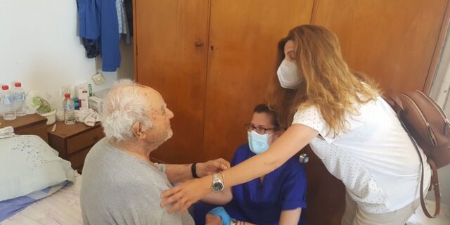 Σε 93χρονο Κρητικό ο πρώτος κατ’ οίκον εμβολιασμός στη χώρα