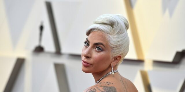Αγνώριστη η Lady Gaga: Ποζάρει topless και χωρίς ίχνος μακιγιάζ