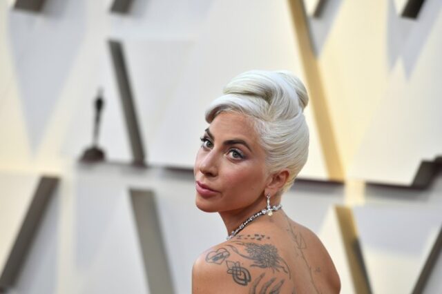 Αγνώριστη η Lady Gaga: Ποζάρει topless και χωρίς ίχνος μακιγιάζ