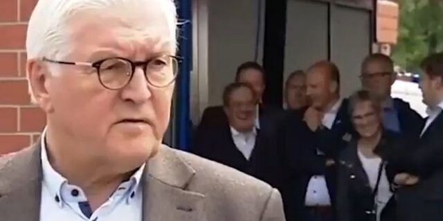 Γερμανία: Ο Λάσετ εμφανίζεται να γελάει ενώ ο Πρόεδρος εκφράζει τη θλίψη του για τα θύματα