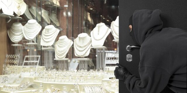 Γαλλία: Ληστής με πατίνι έκλεψε λεία 2 εκ. ευρώ από κοσμηματοπωλείο του Παρισιού