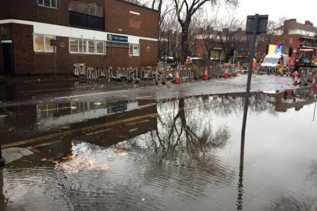 Βρετανία: Καταρρακτώδεις βροχές και πλημμυρισμένα πεζοδρόμια στο Λονδίνο