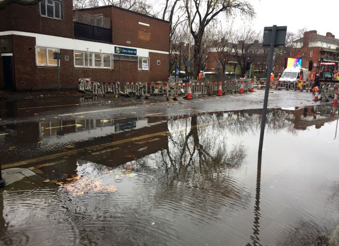 Βρετανία: Καταρρακτώδεις βροχές και πλημμυρισμένα πεζοδρόμια στο Λονδίνο