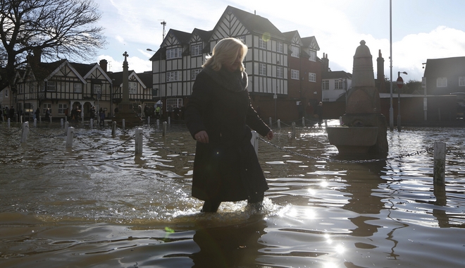 Έντονες βροχοπτώσεις μετέτρεψαν τους δρόμους του Λονδίνου σε ποτάμια
