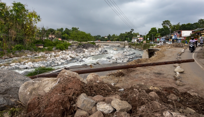 Ινδία: Γέφυρα κατέρρευσε παρασύροντας στο θάνατο 9 ανθρώπους