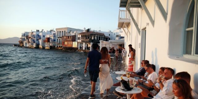 Μύκονος και Ίος: Ένα βήμα πριν το lockdown – Προειδοποίηση Χαρδαλιά