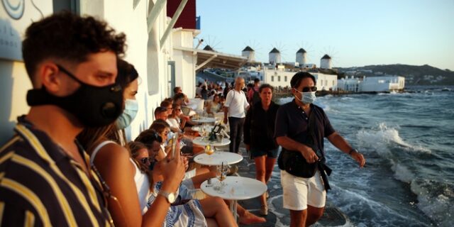 Ευλογιά των πιθήκων και κορονοϊός υπονομεύουν το ήρεμο καλοκαίρι – Τα στοιχεία που ανησυχούν