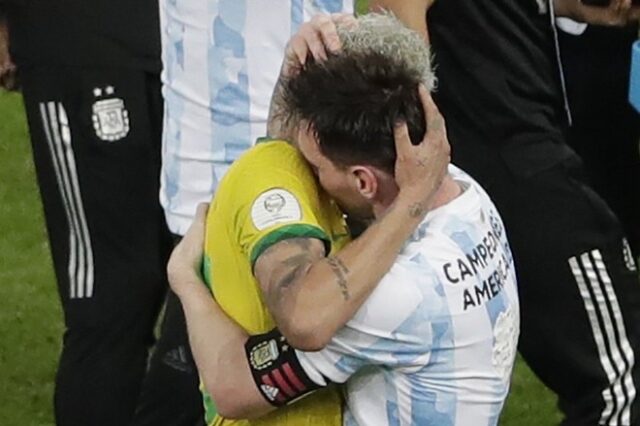 Απόλυτη στιγμή του Copa America: Η σφιχτή αγκαλιά Μέσι και Νεϊμάρ