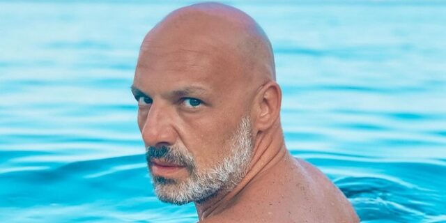 Νίκος Μουτσινάς: Η φωτογραφία με μαγιό που έγινε viral