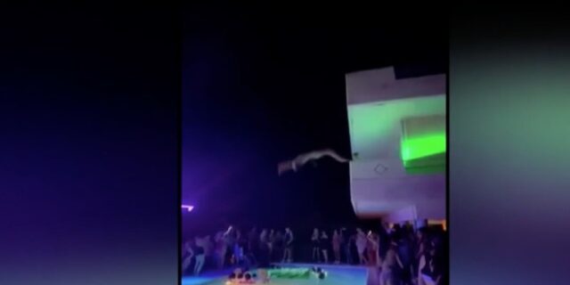 Ξέφρενο κορονοπάρτι σε βίλα στη Χαλκίδα – Πηδάνε από τα μπαλκόνια στην πισίνα