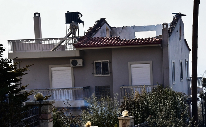 Μεγάλη φωτιά στην Πάτρα – Κάηκαν σπίτια, εκκενώθηκαν οικισμοί