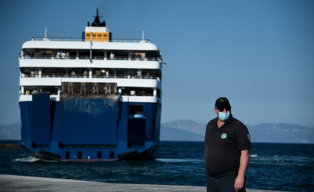 Συναγερμός στη Ραφήνα: Δεκάδες ύποπτα κρούσματα σε πλοίο από Ίο