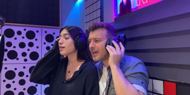 Ο Γιάννης Πλούταρχος τραγουδάει “Πόσο Ωραία Μάτια Έχεις” με την κόρη του, Κατερίνα