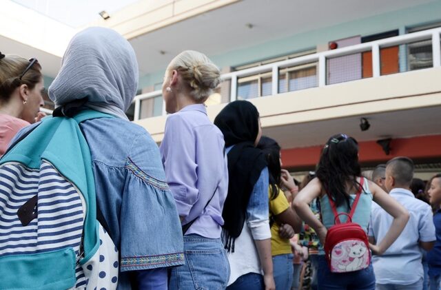 Ριτσώνα: Σχεδόν 200 προσφυγόπουλα δεν έχουν πάει εφέτος στο σχολείο – Εξοργιστικός ο λόγος