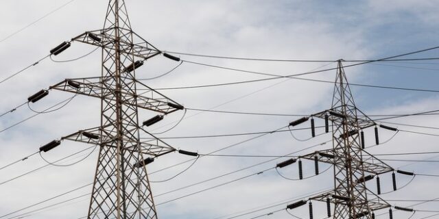 Αυξήσεις έως και 40% στα τιμολόγια ρεύματος φέρνουν οι ρήτρες χονδρεμπορικής