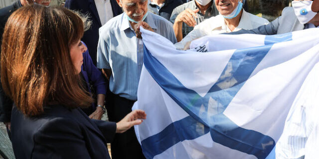 Σακελλαροπούλου: Κατέθεσε στεφάνι στην προτομή του Σπύρου Μουστακλή, στα πρώην κρατητήρια ΕΑΤ – ΕΣΑ