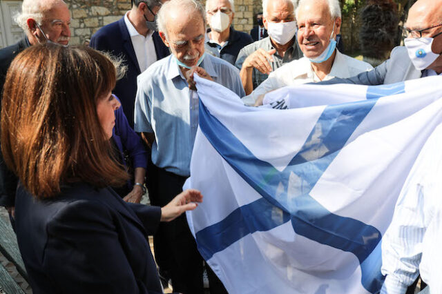 Σακελλαροπούλου: Κατέθεσε στεφάνι στην προτομή του Σπύρου Μουστακλή, στα πρώην κρατητήρια ΕΑΤ – ΕΣΑ