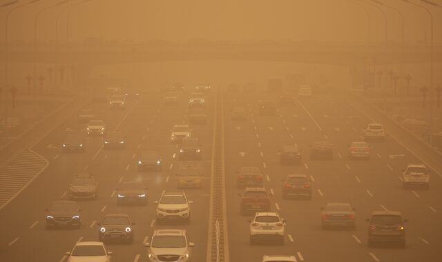 Πυκνή αμμοθύελλα σάρωσε την πόλη Ντουνχουάνγκ στη Κίνα