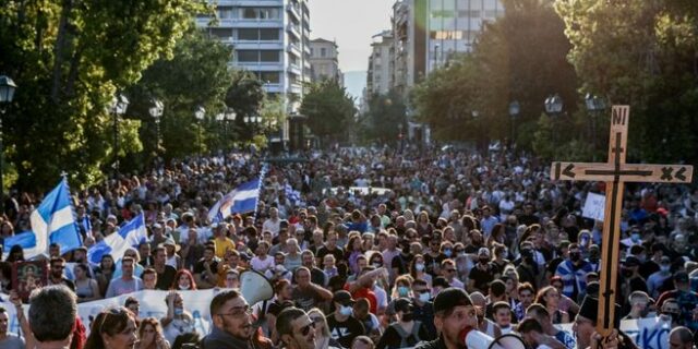 Η  ΝΔ χάιδευε “ταυτοτητομάχους” και “μακεδονομάχους”, τώρα της βγαίνουν οι “εμβολιομάχοι”…