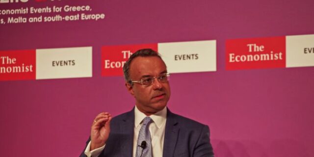 Θεσμοί: Προκλήσεις για την οικονομία η απορρόφηση των πόρων του Ταμείου Ανάκαμψης και οι μεταλλάξεις