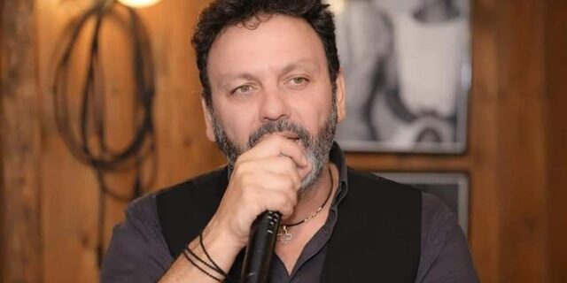 Ο Στάθης Αγγελόπουλος δίνει μάχη με τον κορονοϊό και η μητέρα του δηλώνει “κατά του εμβολίου”