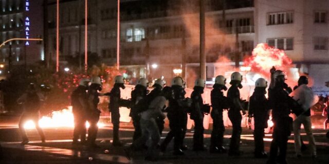 Σύνταγμα: Τέσσερις συλλήψεις για τα επεισόδια στη συγκέντρωση αντιεμβολιαστών  
