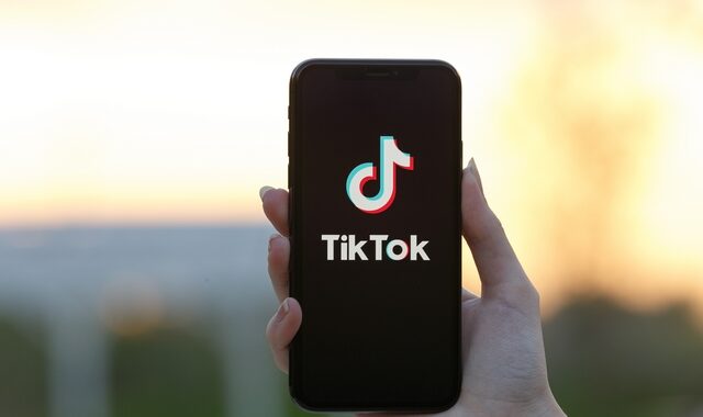 TikTok: Ο αλγόριθμος της πλατφόρμας ενισχύει την παραπληροφόρηση για τον κορονοϊό