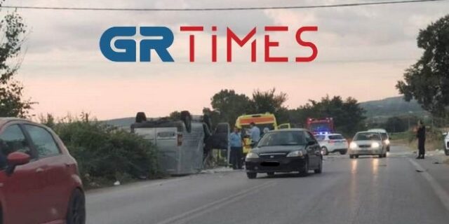 Θεσσαλονίκη: Σφοδρή σύγκρουση τρακτέρ με μίνι βαν στον Άγιο Βασίλειο – Δύο νεκροί