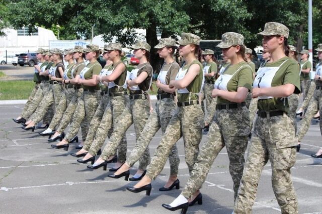 Ουκρανία: Οι αρχές αποφάσισαν οι στρατιωτίνες να παρελάσουν με γοβάκια- Σφοδρές αντιδράσεις