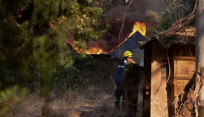 Φωτιά στην Αχαϊα: Κάηκαν πάνω από 20 σπίτια – Καταγγελία για καθυστέρηση των εναέριων μέσων