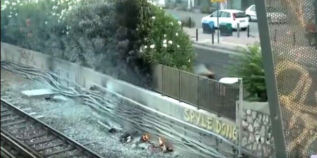 Φωτιά στις γραμμές του ΗΣΑΠ κοντά στον Πειραιά