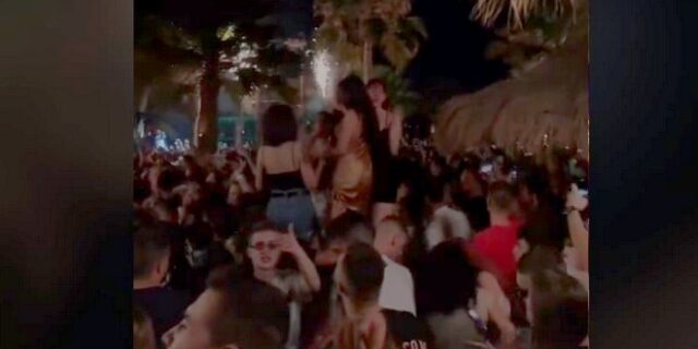 Παραλιακή: “Πατείς με, πατώ σε” στο beach bar που σταμάτησε τα πάρτι λόγω έξαρσης κρουσμάτων
