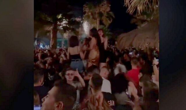 Παραλιακή: “Πατείς με, πατώ σε” στο beach bar που σταμάτησε τα πάρτι λόγω έξαρσης κρουσμάτων