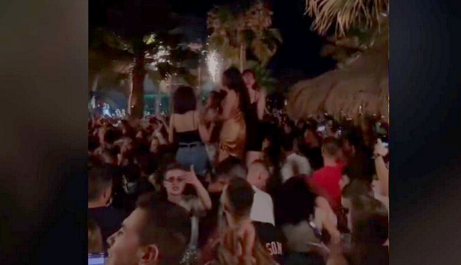 Παραλιακή: “Πατείς με, πατώ σε” στο beach bar που σταμάτησε τα πάρτι λόγω έξαρσης κρουσμάτων