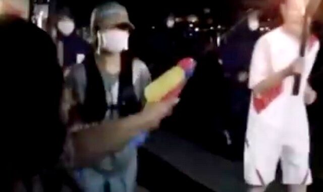 Τόκιο: Γυναίκα προσπάθησε να σβήσει την Ολυμπιακή φλόγα με νεροπίστολο