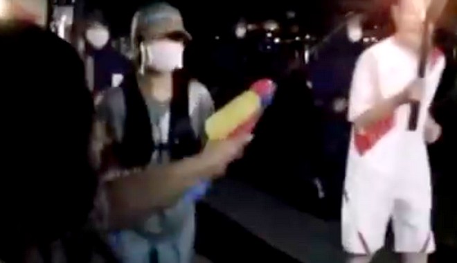 Τόκιο: Γυναίκα προσπάθησε να σβήσει την Ολυμπιακή φλόγα με νεροπίστολο