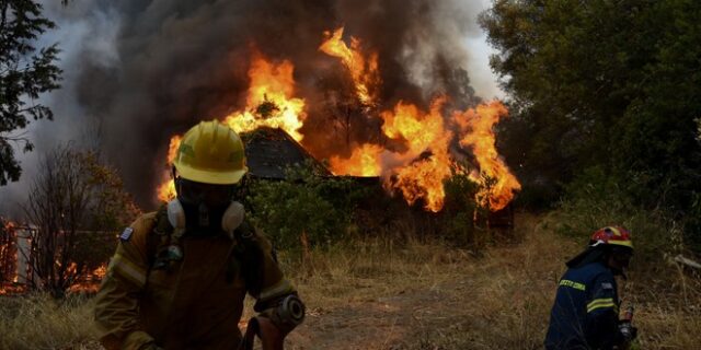 Φωτιά στην Αχαϊα: Ολονύχτια μάχη με τις φλόγες – Κάηκαν σπίτια, μεταφέρθηκαν άνθρωποι σε νοσοκομεία