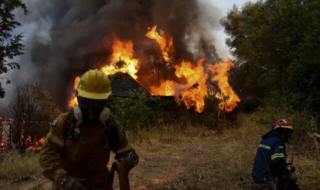 Φωτιά στην Αχαϊα: Ολονύχτια μάχη με τις φλόγες – Κάηκαν σπίτια, μεταφέρθηκαν άνθρωποι σε νοσοκομεία
