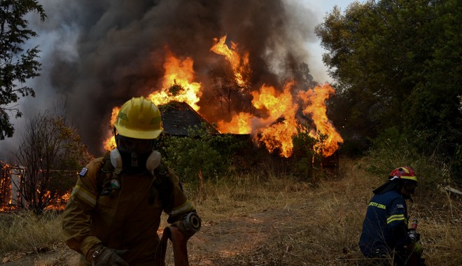 Φωτιά στην Αχαϊα: Ολονύχτια μάχη με τις φλόγες – Κάηκαν σπίτια, μεταφέρθηκαν άνθρωποι σε νοσοκομεία