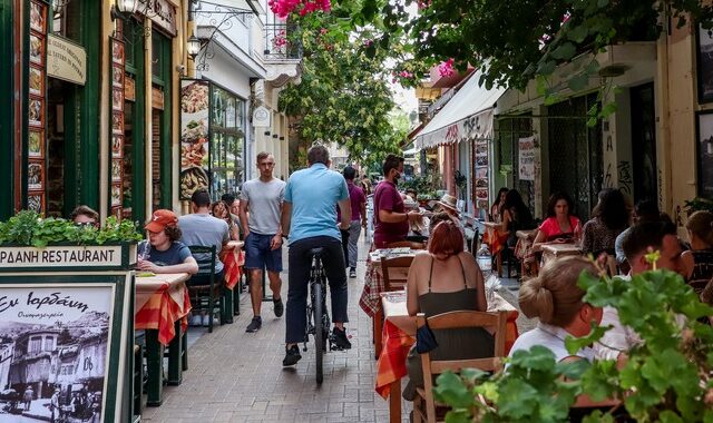 Νέα μέτρα: Ανατροπές φέρνει η εκτόξευση των κρουσμάτων – Τρομάζουν οι εκτιμήσεις των ειδικών