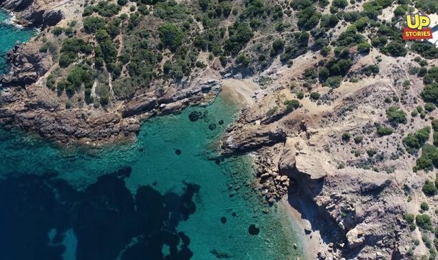 Κάτω Σούνιο: Οι κρυφές σμαραγδένιες παραλίες που χωράνε μόνο δύο πετσέτες